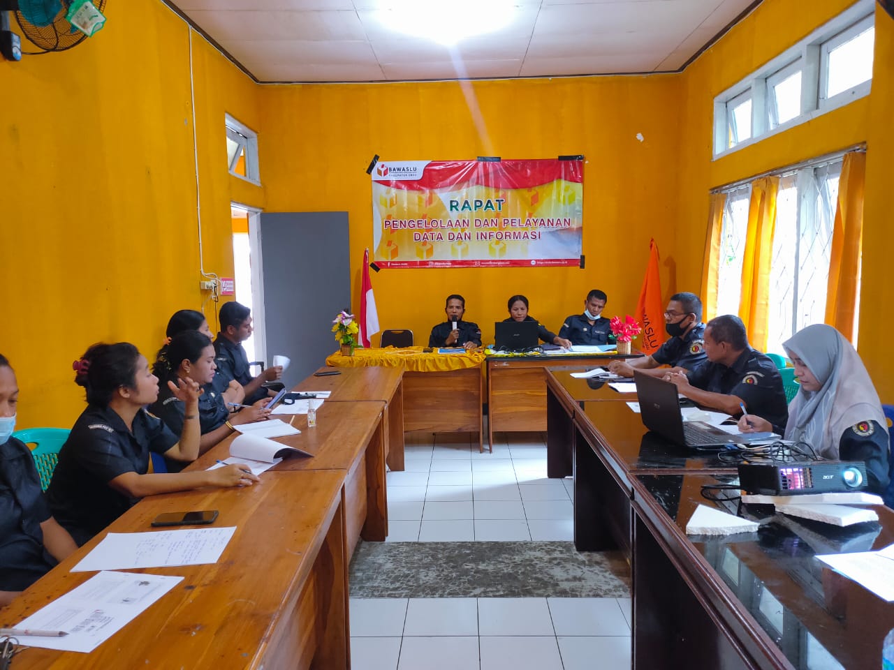 Bawaslu Ende Gelar Rapat Pengelolaan  Data dan Pelayanan Informasi 