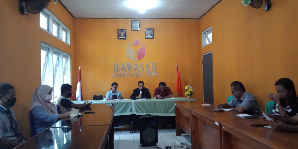 Kordiv SDMO Bawaslu Ende  Pimpin Rapat Bersama