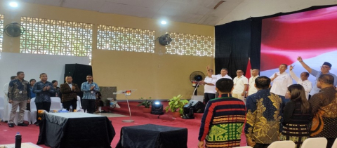 Empat pasangan calon Bupati dan wakil Bupati kabupaten Ende, saat pelaksanaan debat ke-2, bertempat di Aula Paroki Santo Yoseph Onekore Ende pada, Sabtu (2/11/2024). Foto: Wahyudin Dala.