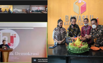 Pemotongan Tumpeng  Peringati Hari Lahir Bawaslu 